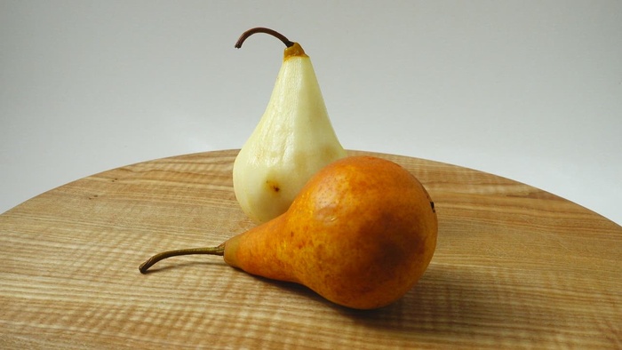 梨在桌子上旋转的介绍