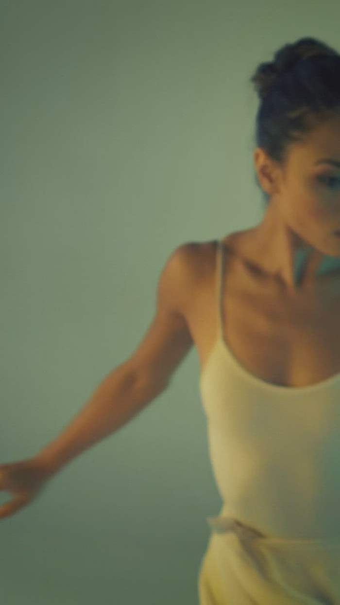 芭蕾舞女演员穿着白色连衣裙艺术地跳舞