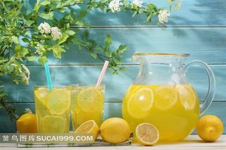 春夏阳光下的鲜榨柠檬茶和鲜花绿叶