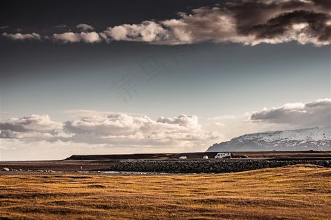 停在冰岛钻石海滩附近的汽车