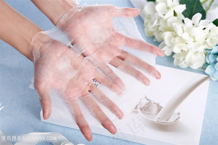 手拿着牛奶面膜