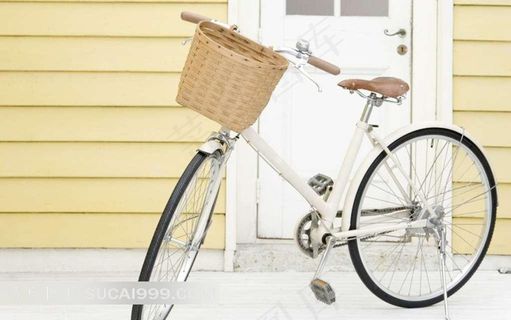 房子外面的白色自行车
