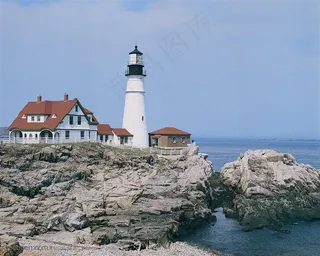 海边悬崖边的灯塔和红房子