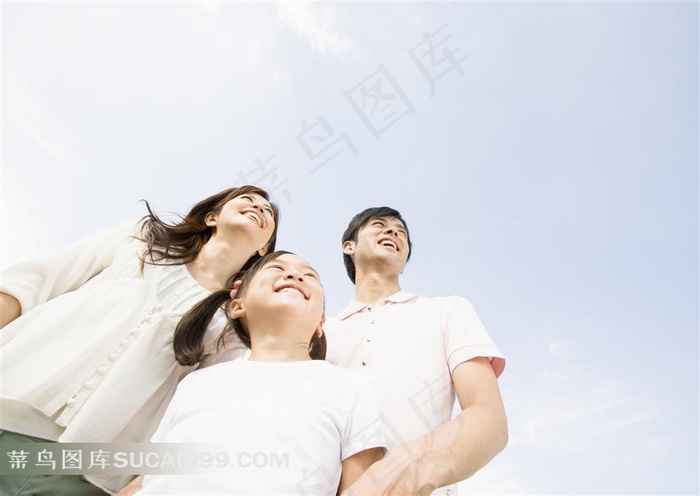 幸福家庭 微笑向上望的一家人特写