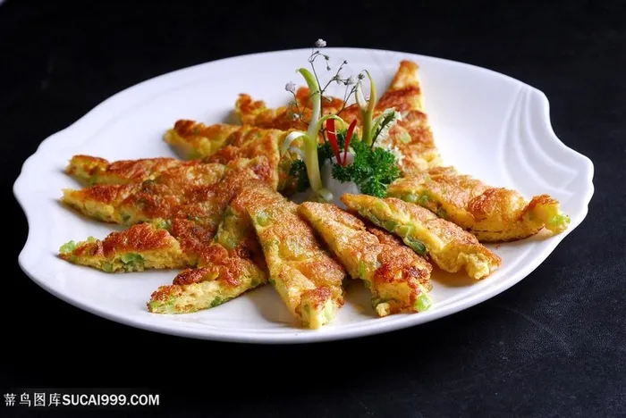 藏鸡蛋煎苦瓜中华美食摄影图