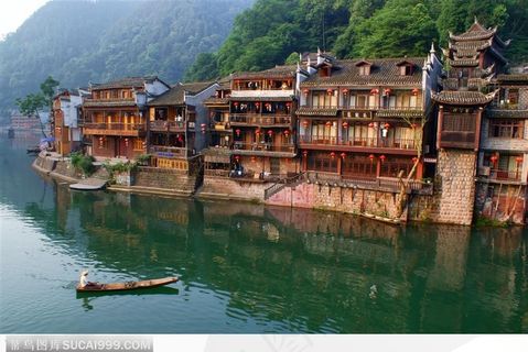 湖南·凤凰古城-沱江旁古老的房屋