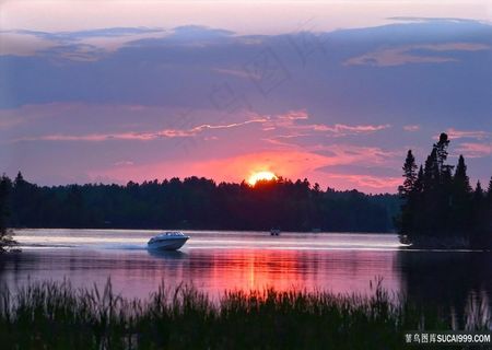 夕阳湖泊风光图片