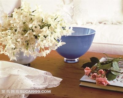 家居木桌上的书籍鲜花和摆设摄影图