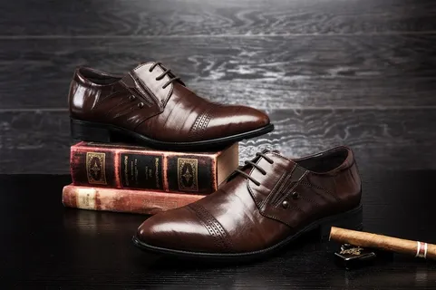 台子上书本旁的棕色男士皮鞋图片欣赏
