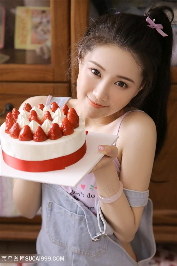 捧着蛋糕的高清美女图片