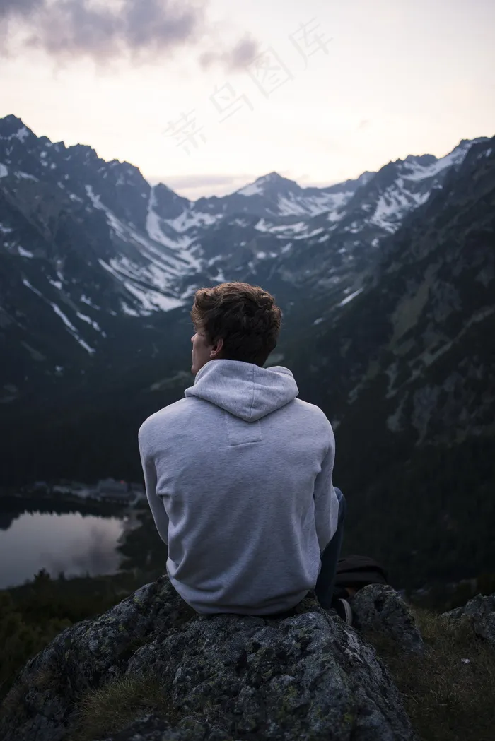 高山上的少年背影图片