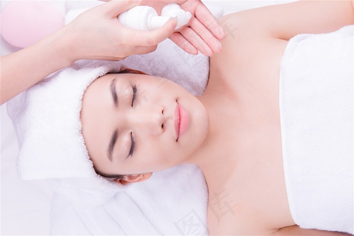 清新女孩在做美容洁面