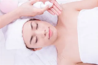 清新女孩在做美容洁面