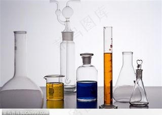 实验台上的玻璃器皿