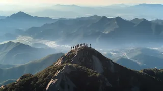 登山群山叠嶂风光摄影图 