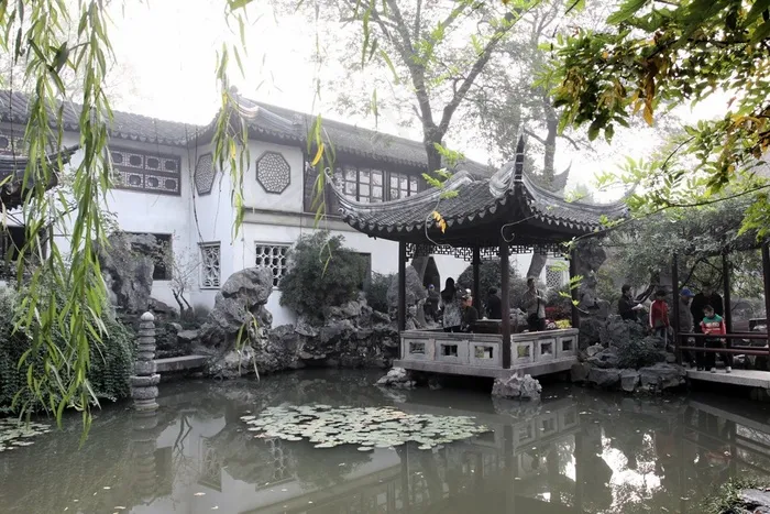 古建筑前水池边上的假山与观景亭