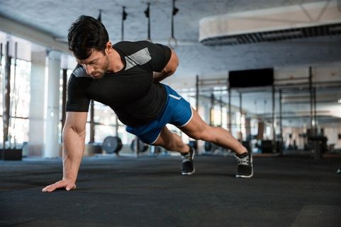 做单手撑的男人