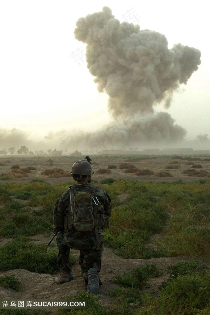 跪在地上的士兵和远处的爆炸