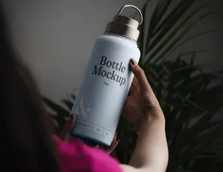 女人拿着瓶子模型 手持保温杯样机 