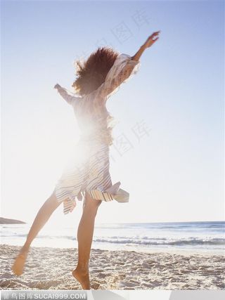 年轻人的Party-在海边跳跃的外国女孩