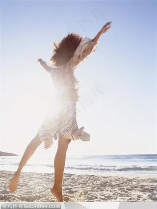 年轻人的Party-在海边跳跃的外国女孩