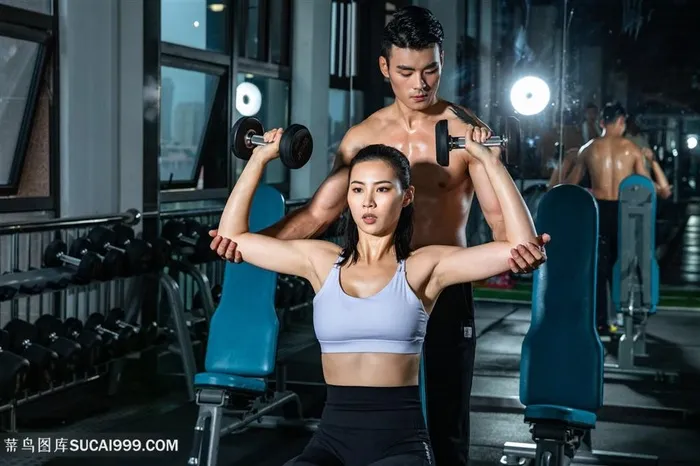 教练指导哑铃训练健身图片