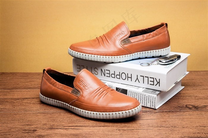 台子上书籍旁的黑色男士皮鞋图片欣赏