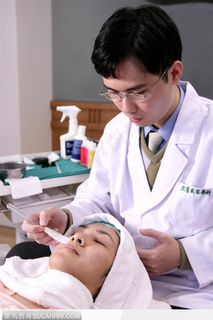 医学美容-美容整形清洁面部的医生