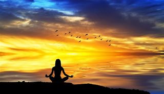 晚霞中打坐的美女