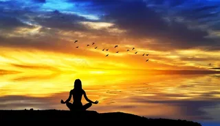 晚霞中打坐的美女