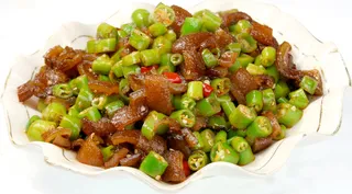 杭椒葱头炒肉皮 