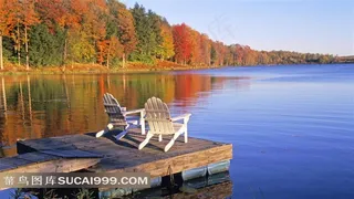 湖泊边的座椅壁纸