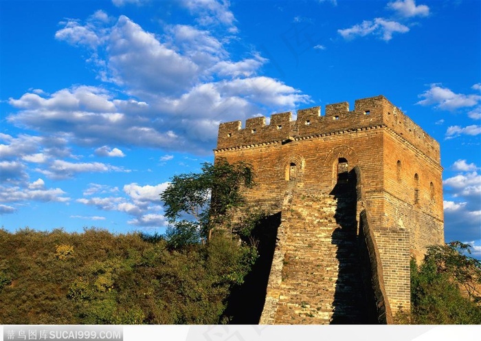 历史沉积崇山峻岭下的烽火台