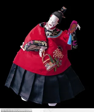 年老的妇女提着篮子