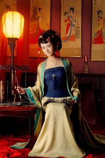 写竹简的古典美女素材