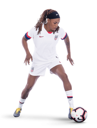 足球运动员踢球射门免抠