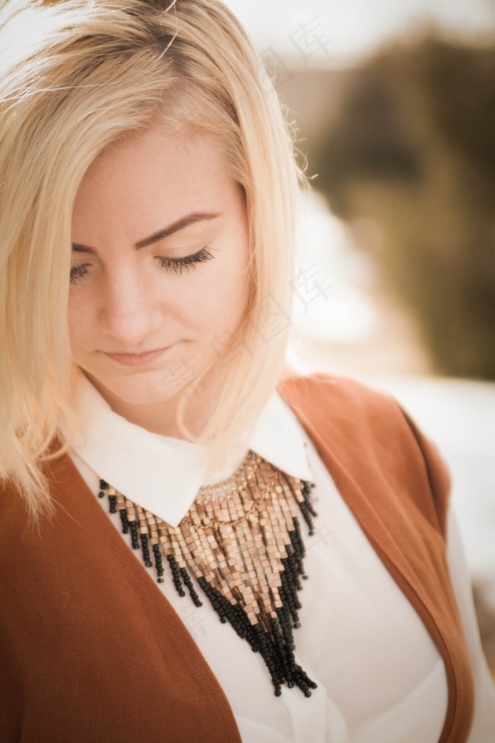 轻熟风美女图片