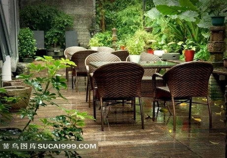 古典庭院中的餐桌