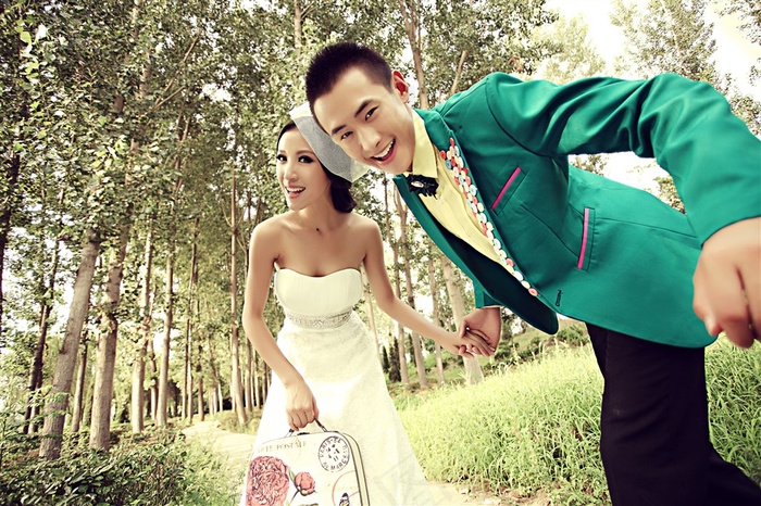 牵手情侣户外写真