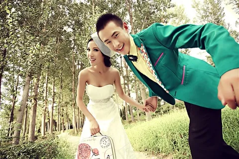 牵手情侣户外写真