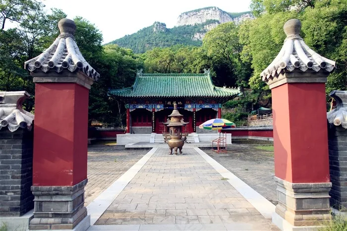济南灵岩寺的佛堂