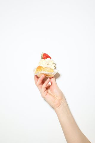 手举杯子小蛋糕背景图 (31)