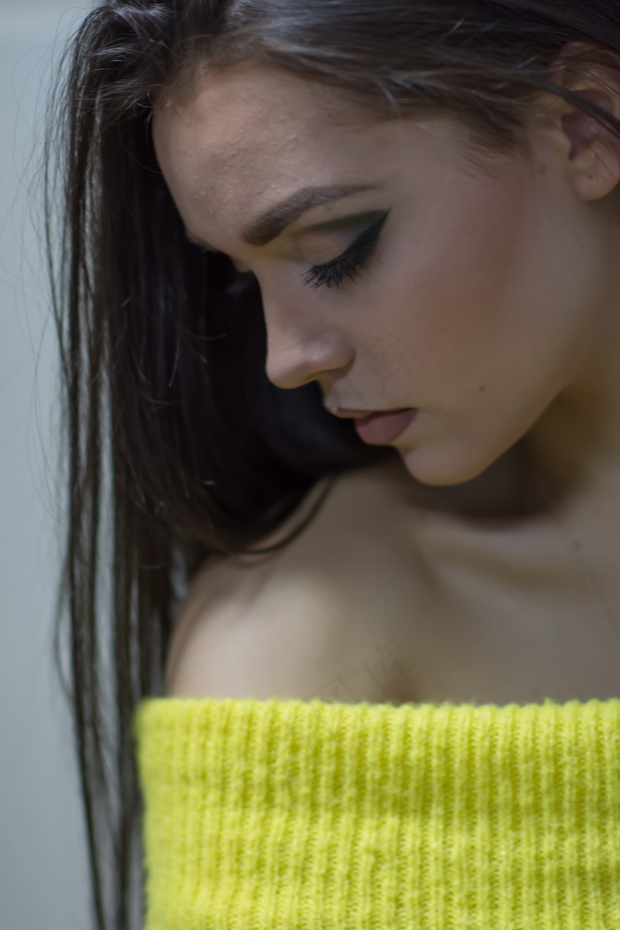 小露香肩侧颜美女图片