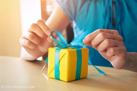 正在包装的黄色装饰礼盒