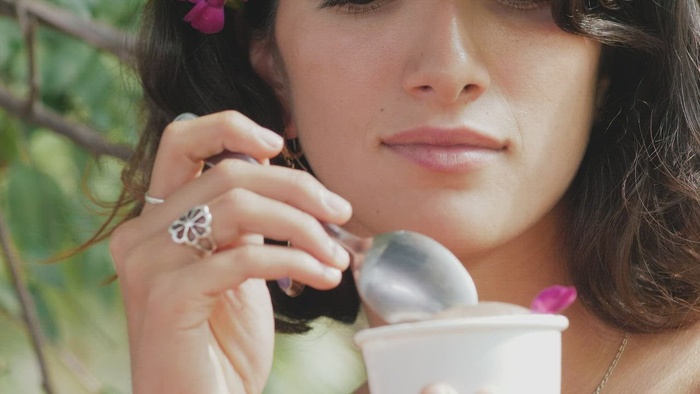 吃一勺冰淇淋的女孩的脸