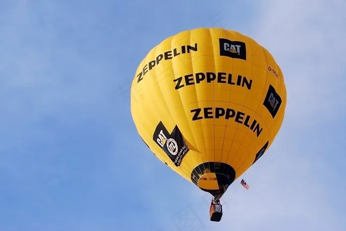 节日热气球飞升图片