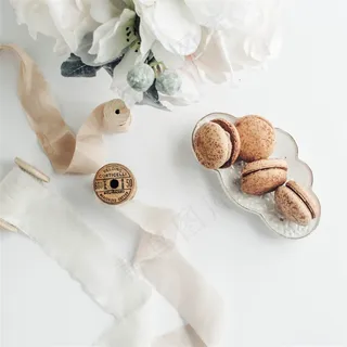 白色花朵和甜食