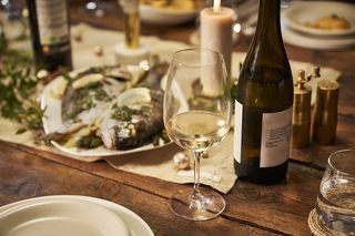 餐桌上的白葡萄酒和美食配图