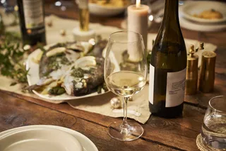 餐桌上的白葡萄酒和美食配图