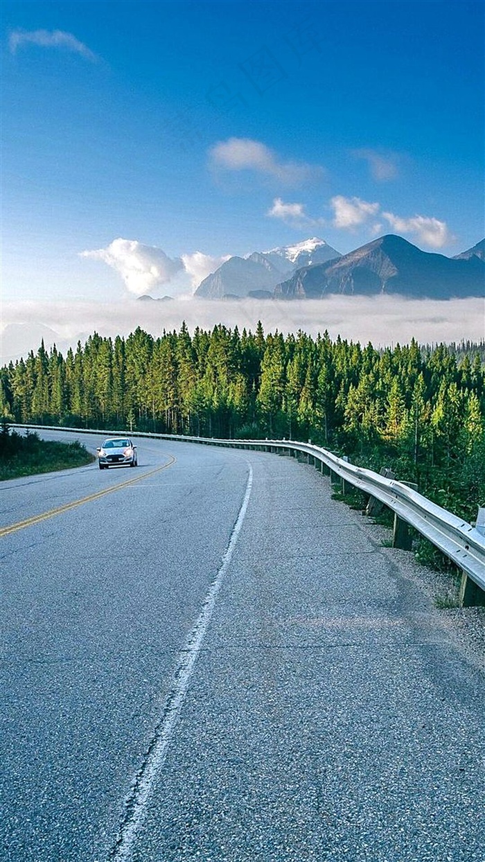 近处的公路远处的山